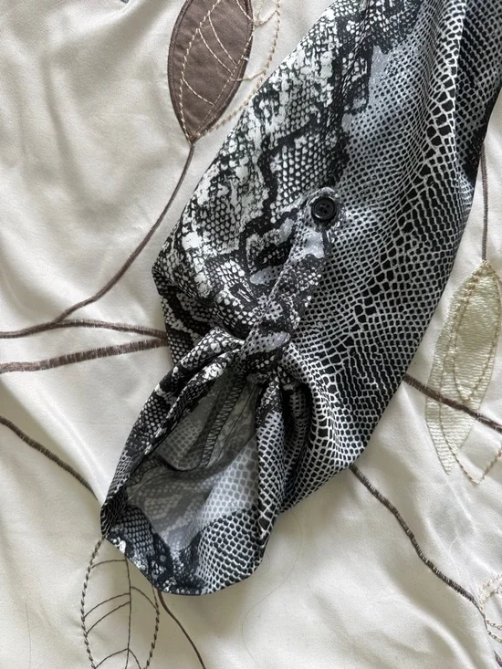 Snake-Print Satin Cover with Belt - Picture 3 of 4